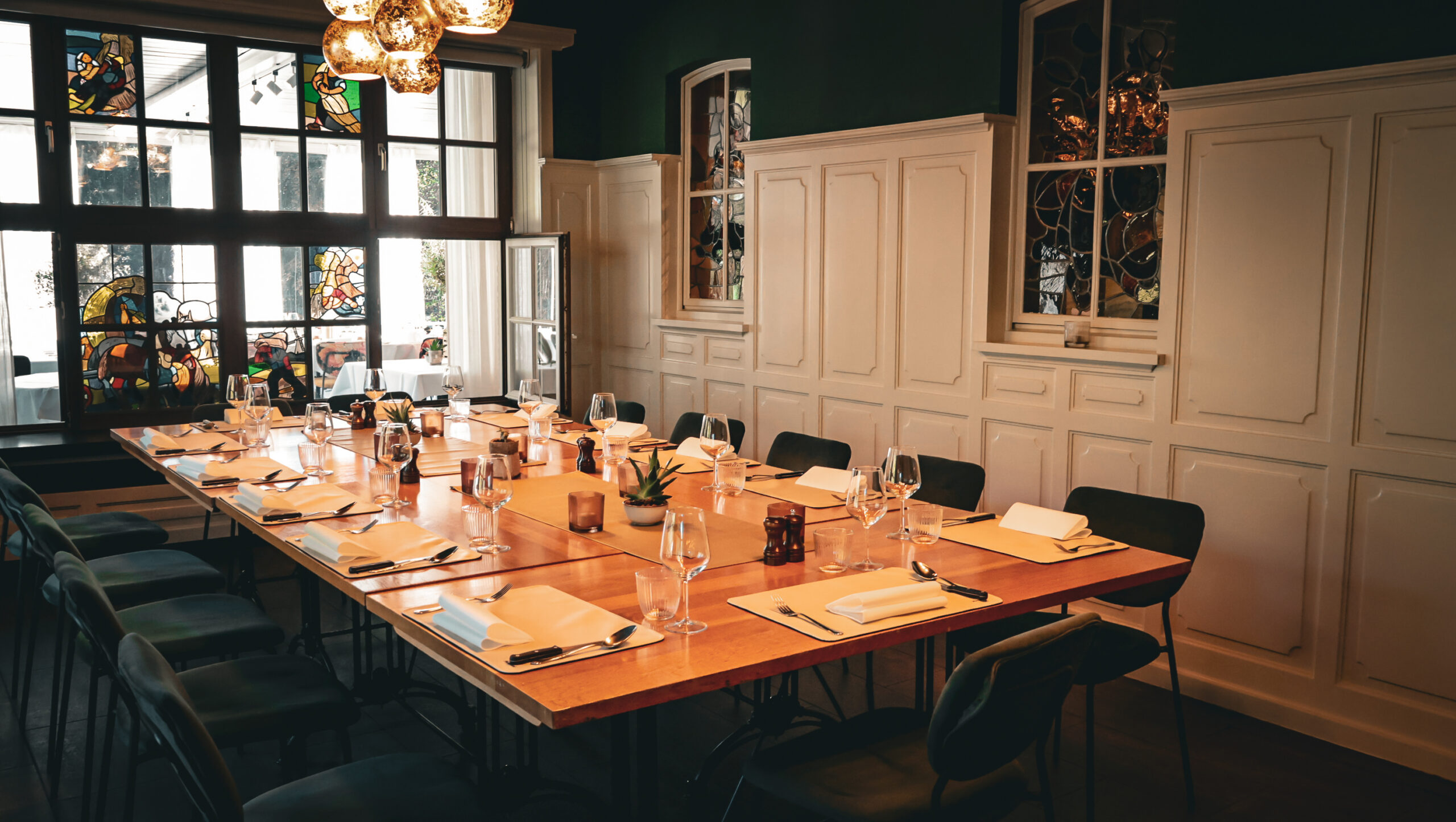 Raadzaal van Torenhof met lange tafel en warme verlichting