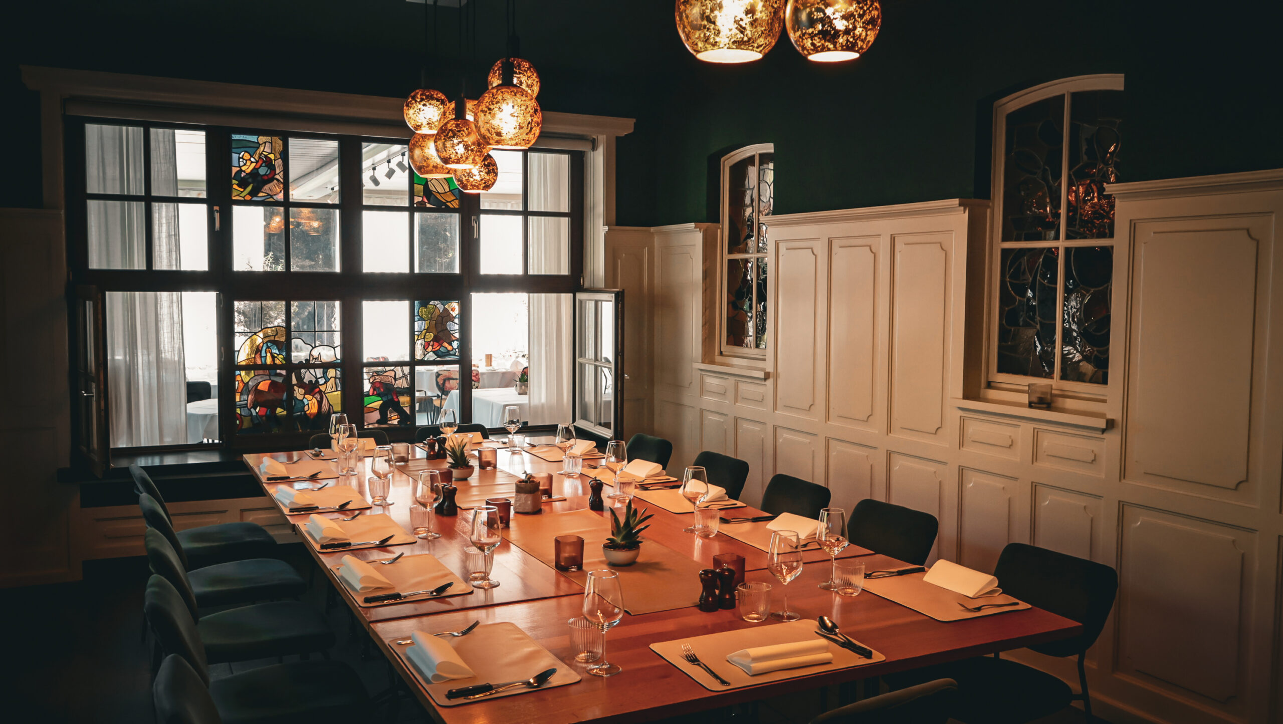 Raadzaal van Torenhof met lange tafel en warme verlichting