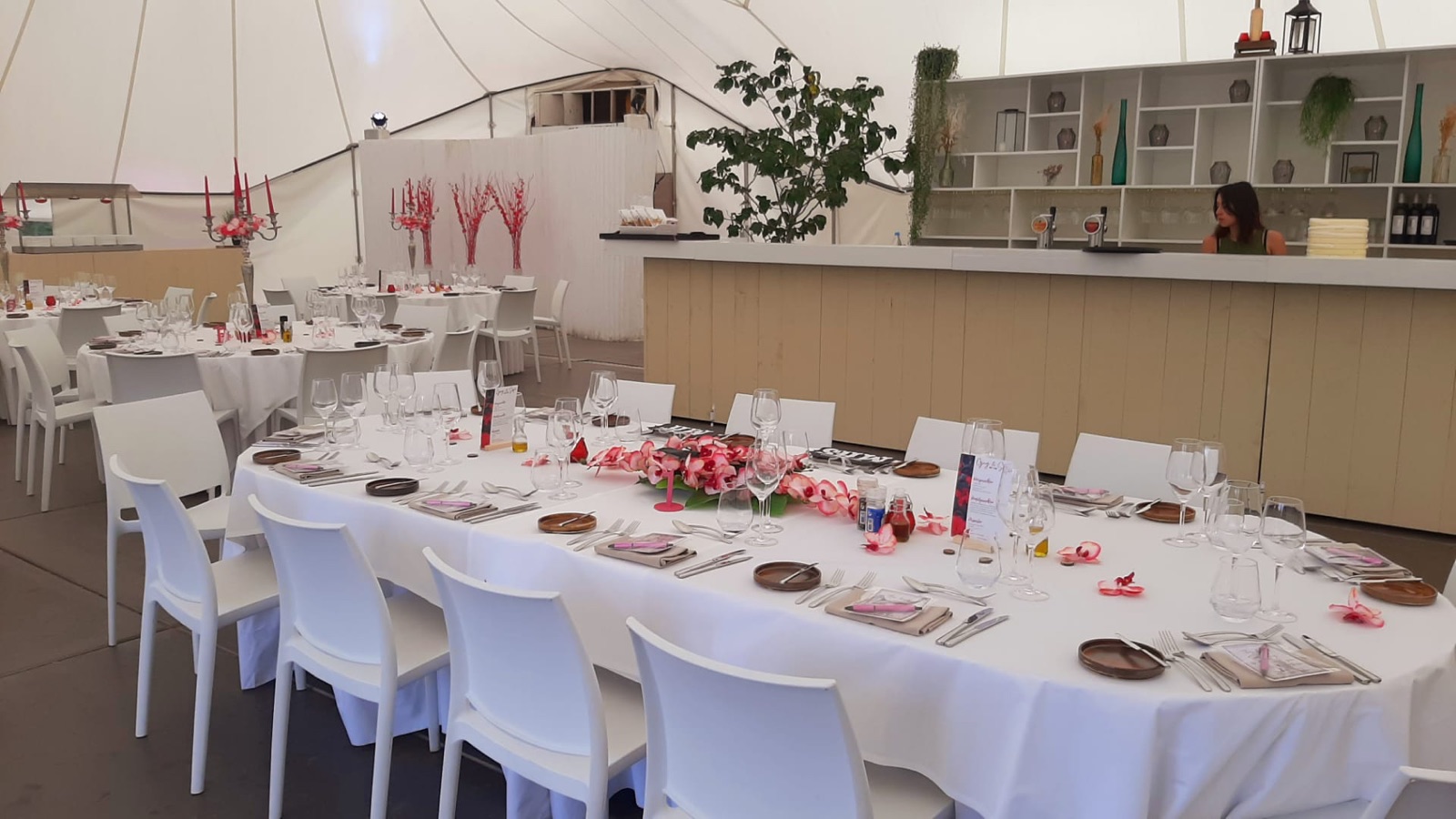 Feestelijk gedekte tafels in Paleis van Torenhof