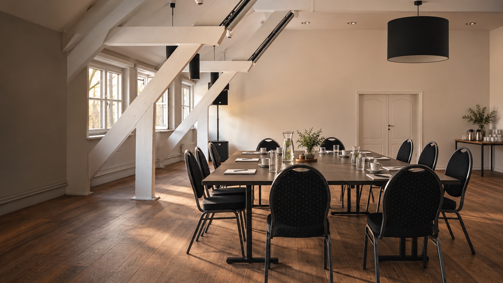 Torenzaal met vergadertafel bij Torenhof