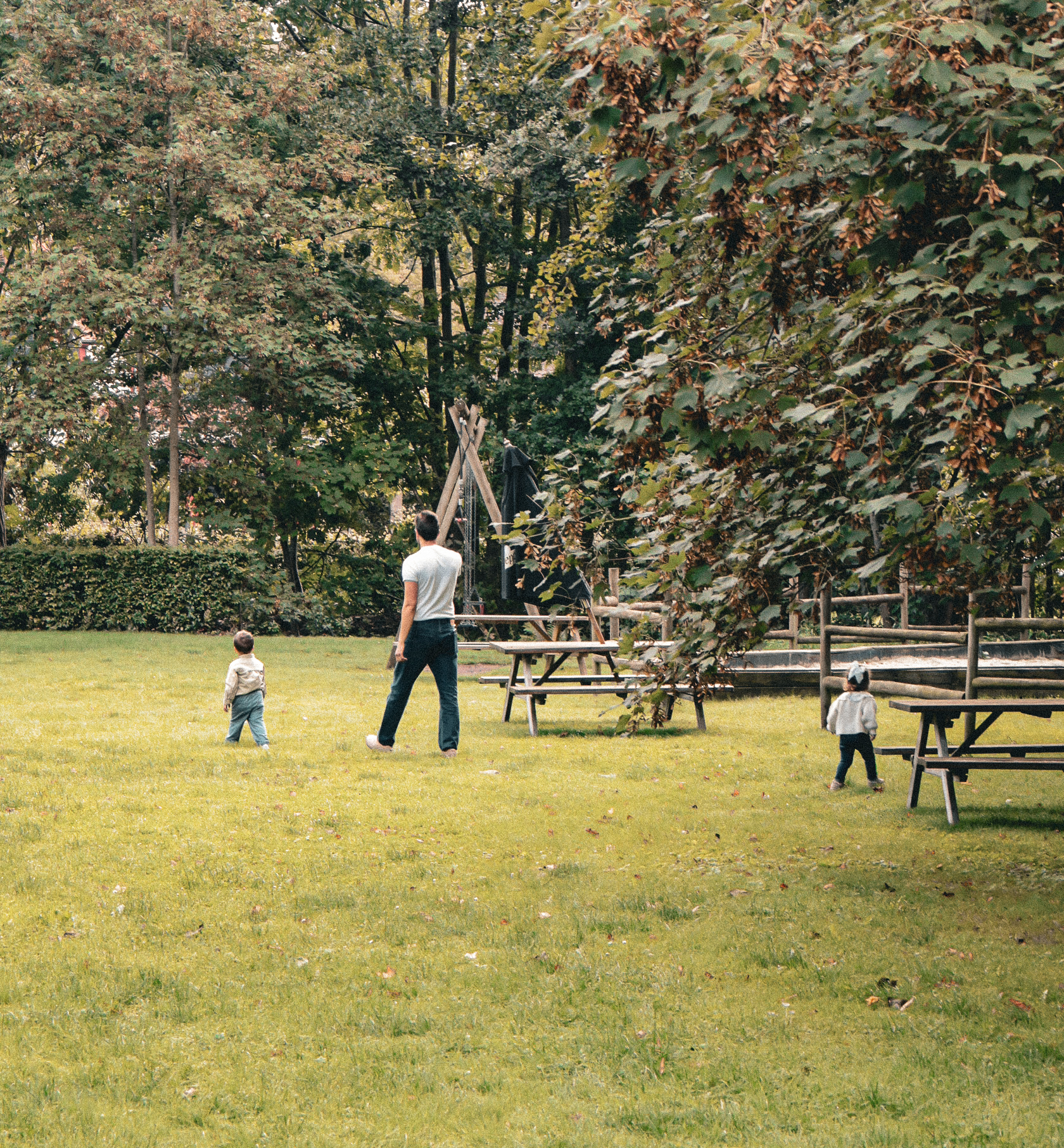 Speeltuin en picknickzone in de parktuin