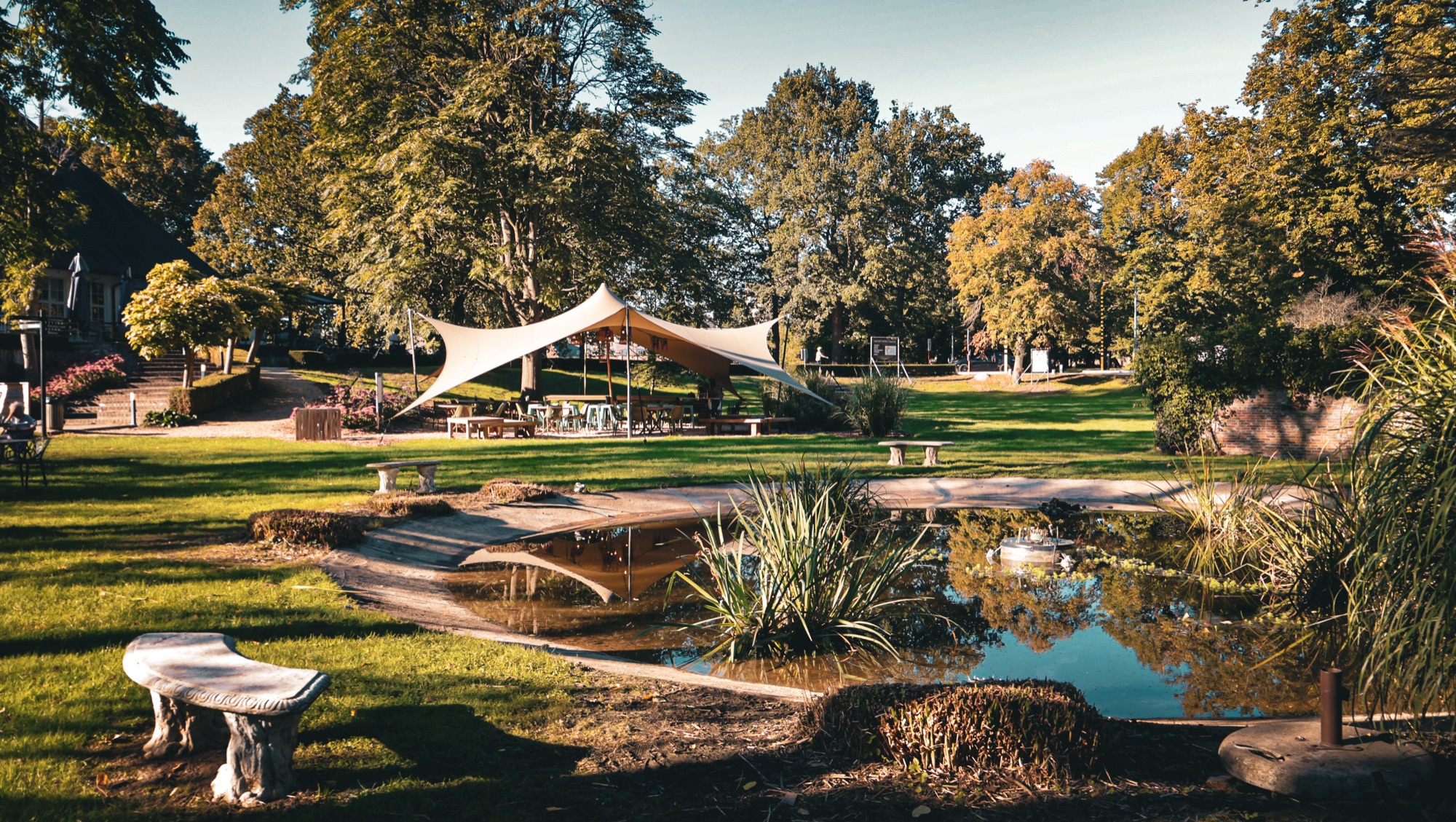 Domein van Torenhof met vijver en terras