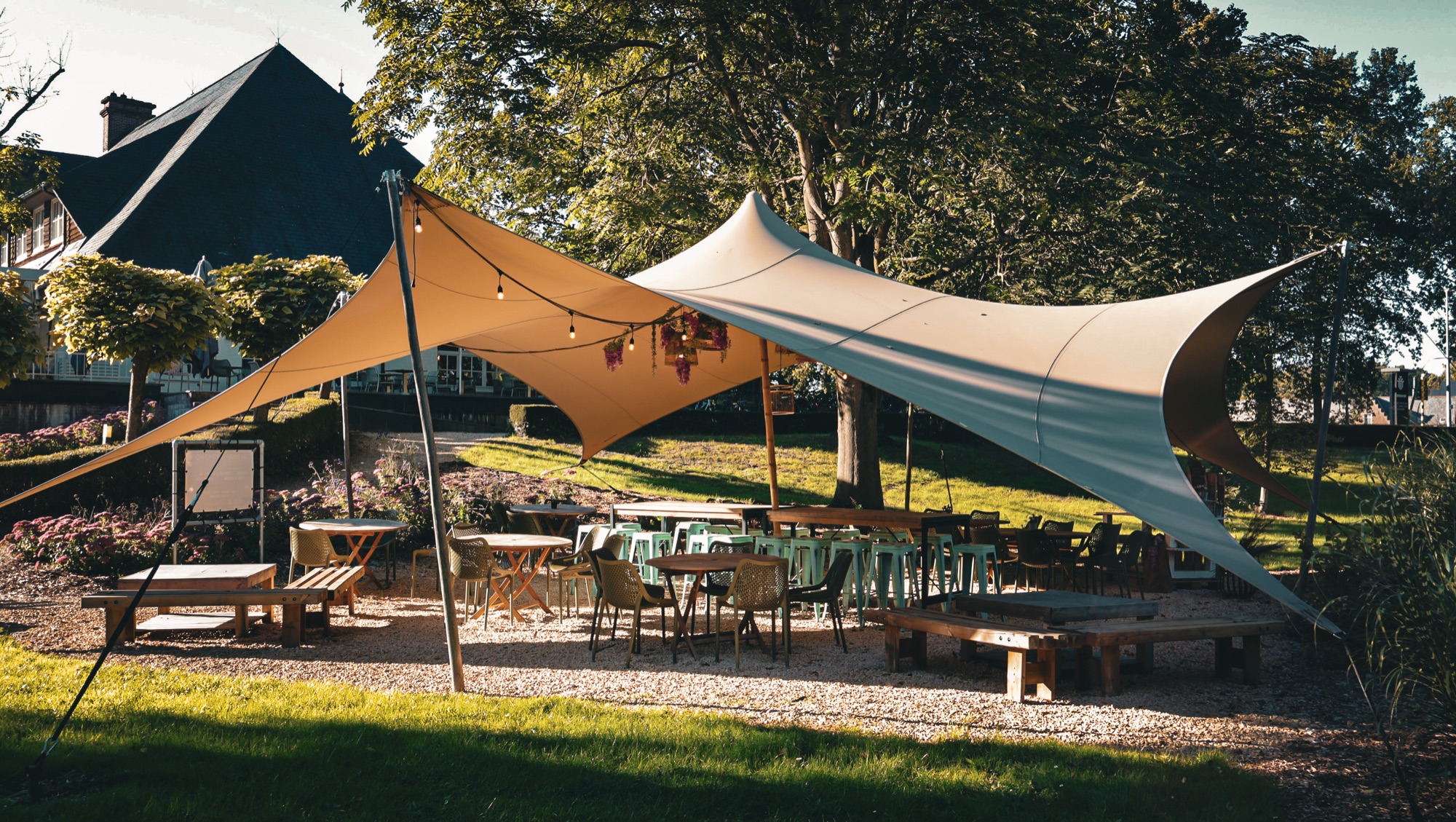 Stretchtent in de groene parktuin van Torenhof