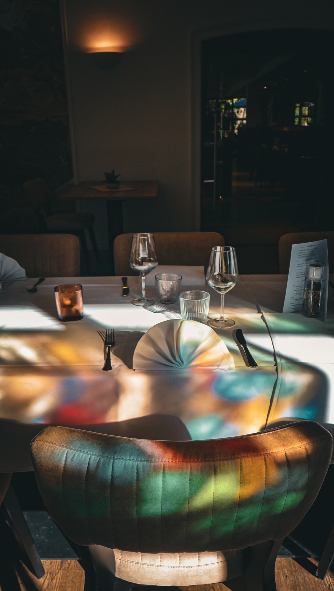 Gedekte tafel in de bistro met warm lichtspel