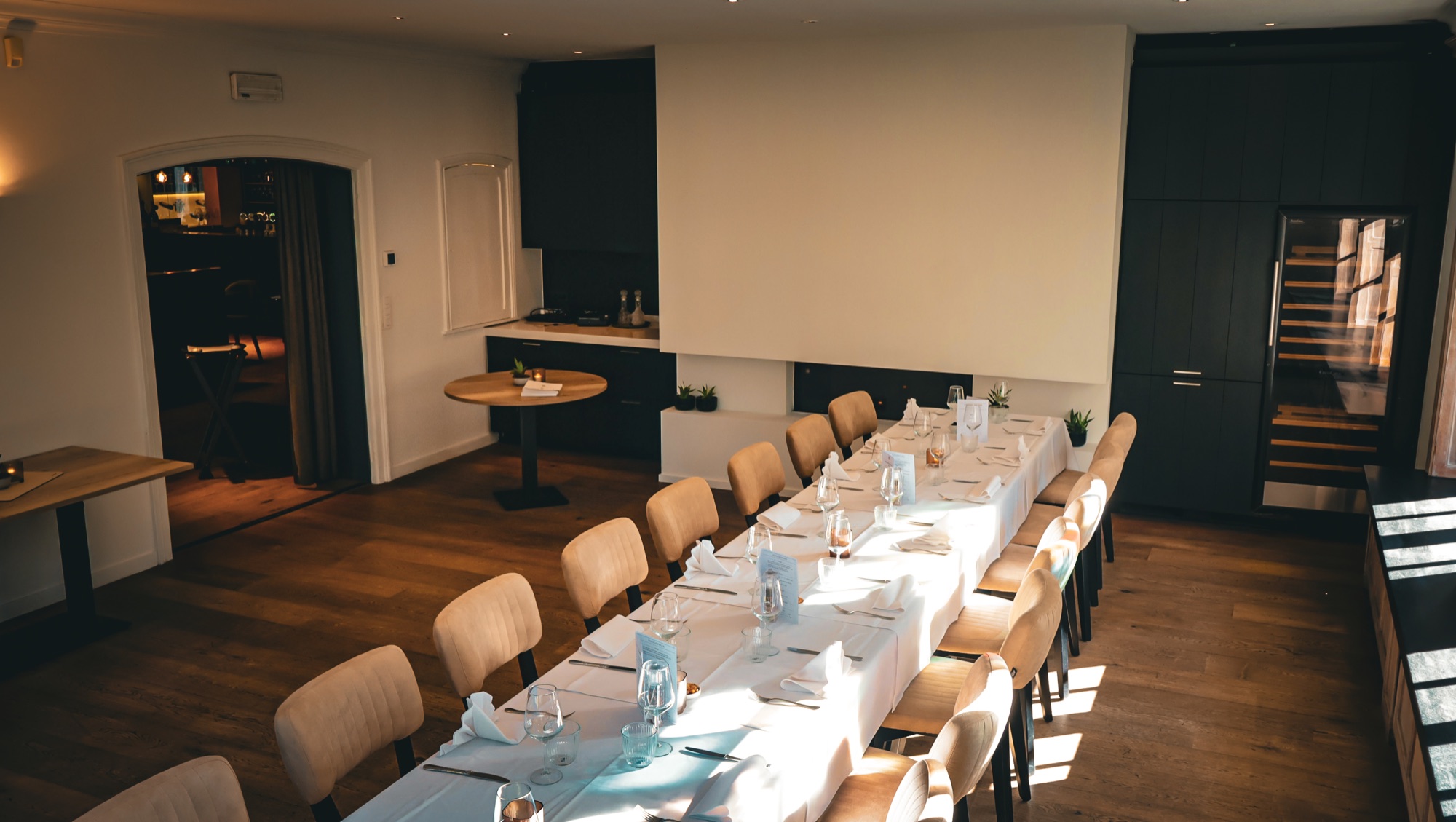 Feestzaal van Torenhof met stijlvol gedekte lange tafel